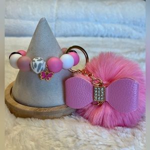 🎀Keychain Wristlet. 
Silicone beaded bracelet with a pink Pom Pom.